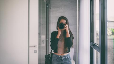 Powrót mirror selfie. Sztuka zatrzymania chwili w lustrze